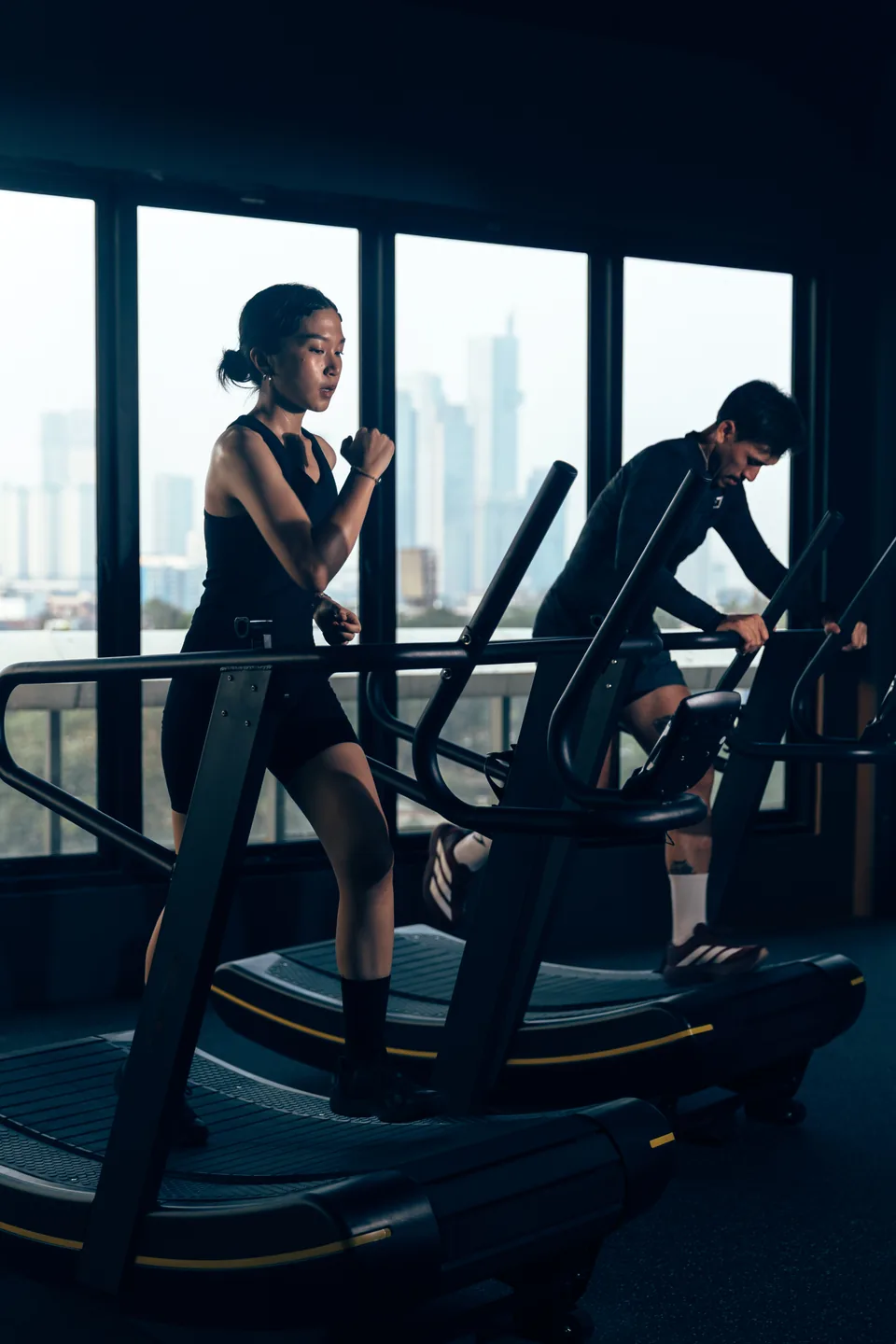 Two athletes training on curved treadmills at PPPLATZ